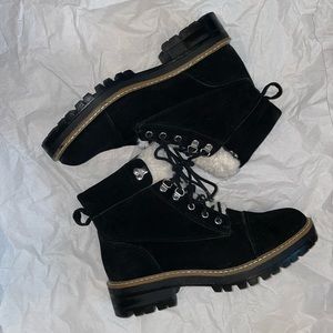Black lace up boots with Sherpa tag. They were never warn,in great condition.